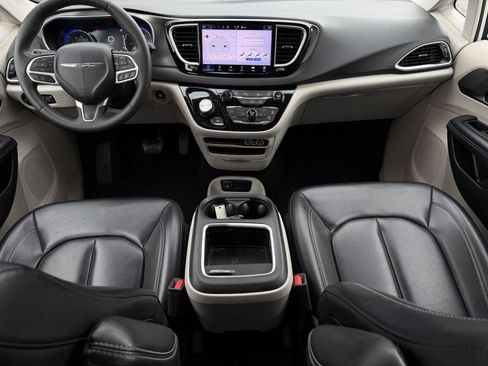 Used 2023 Chrysler Pacifica Touring-L FWD image 6