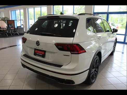 Used 2022 Volkswagen Tiguan SE R-Line AWD/4WD image 5