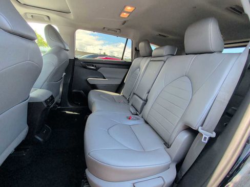 Used 2021 Toyota Highlander XLE image 25
