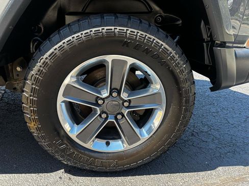 Used 2018 Jeep Wrangler Unlimited Sahara w/ Cold Weather Group AWD/4WD image 12