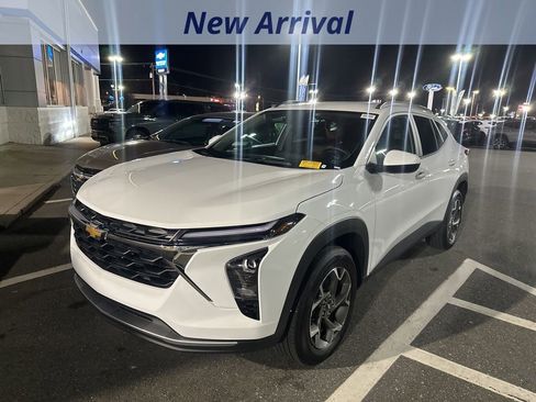 Certified 2025 Chevrolet Trax LT w/ LT Convenience Package image 1