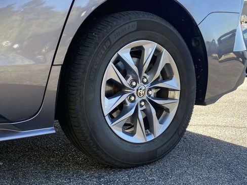 Used 2021 Toyota Sienna XLE image 11