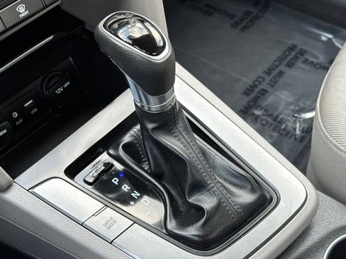 Used 2017 Hyundai Elantra SE image 18
