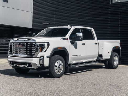 Used 2025 GMC Sierra 3500 Denali w/ Technology Package AWD/4WD image 1