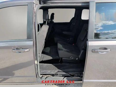 Used 2018 Dodge Grand Caravan SE FWD image 15