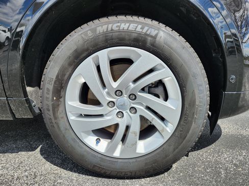 Certified 2024 Land Rover Discovery Sport S image 7