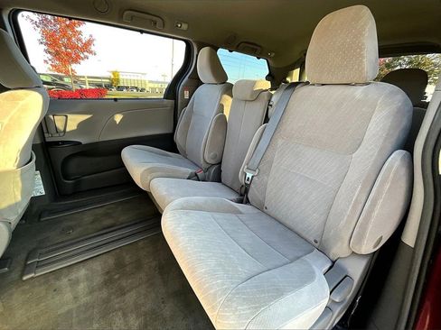 Used 2017 Toyota Sienna LE image 33