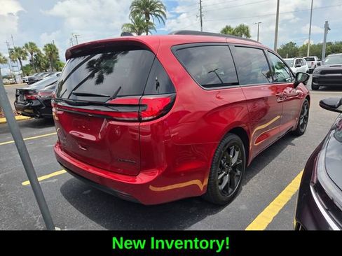 Certified 2025 Chrysler Pacifica Limited FWD image 5