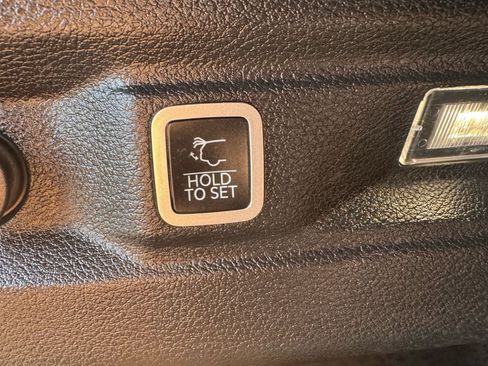 Used 2023 Jeep Grand Cherokee L Laredo image 15