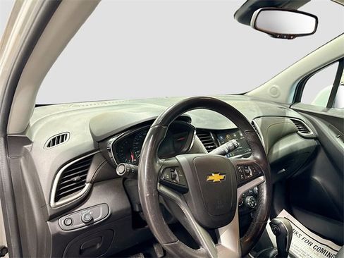Used 2018 Chevrolet Trax LT w/ LT Convenience Package image 9