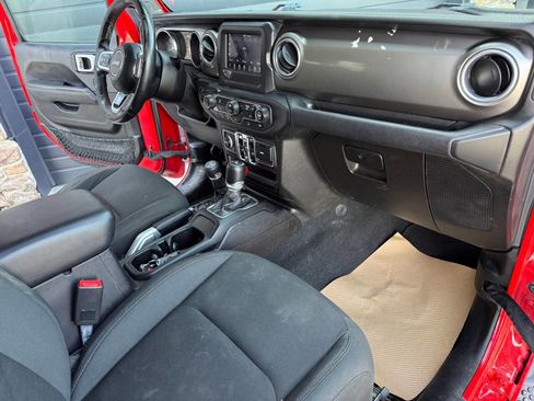 Used 2018 Jeep Wrangler Unlimited Sahara image 13