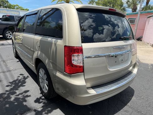 Used 2013 Chrysler Town & Country Touring FWD image 16