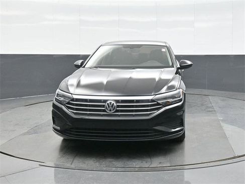 Used 2021 Volkswagen Jetta SE image 2