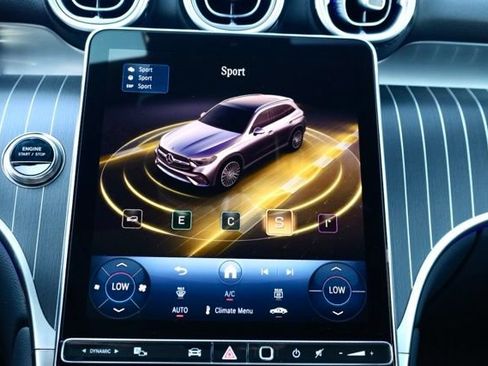 Used 2025 Mercedes-Benz GLC 300 4MATIC image 31