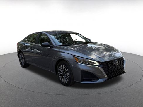 Used 2025 Nissan Altima 2.5 SV image 1