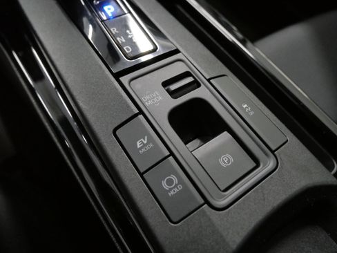 Certified 2025 Toyota Prius LE image 31