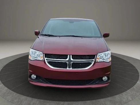 Used 2019 Dodge Grand Caravan SXT FWD image 2