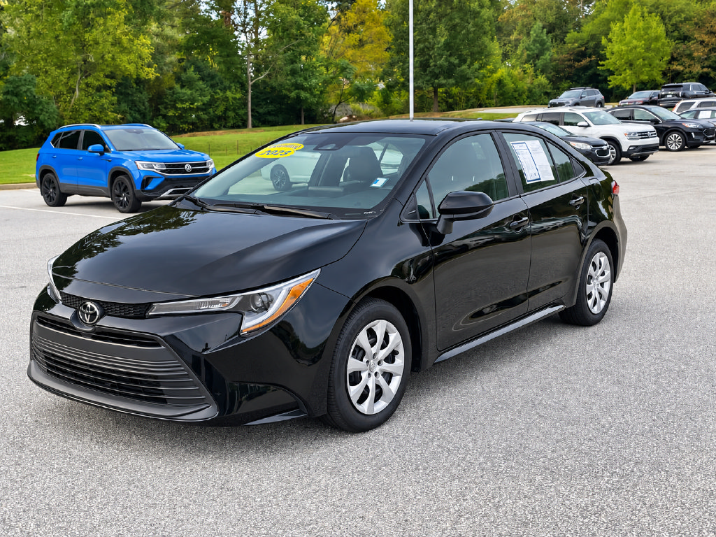 Used 2025 Toyota Corolla LE FWD image 2