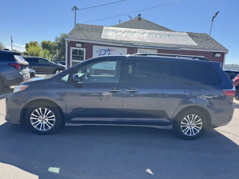 Used 2020 Toyota Sienna XLE w/ XLE Navigation Package FWD image 2