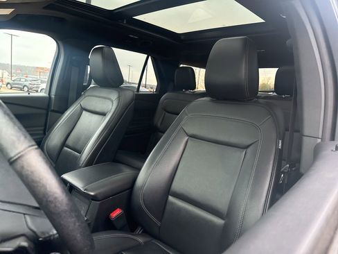 Used 2020 Ford Explorer XLT w/ Equipment Group 202A image 9