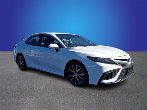 Used 2024 Toyota Camry SE image 2