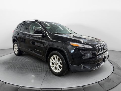 Used 2017 Jeep Cherokee Latitude w/ Cold Weather Group image 4