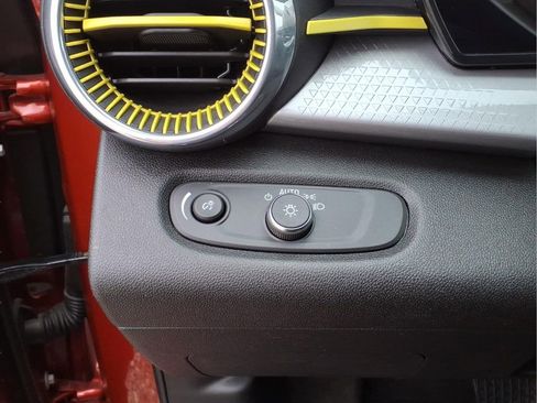 Used 2024 Chevrolet Trax LT w/ Driver Confidence Package image 18