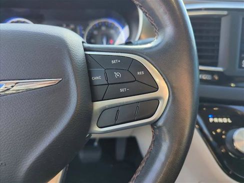 Used 2020 Chrysler Pacifica Touring-L w/ Tire & Wheel Group image 15