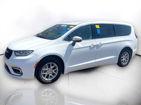 Used 2023 Chrysler Pacifica Touring-L FWD image 2