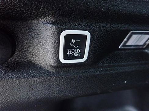 Used 2024 Jeep Grand Cherokee L Laredo image 9