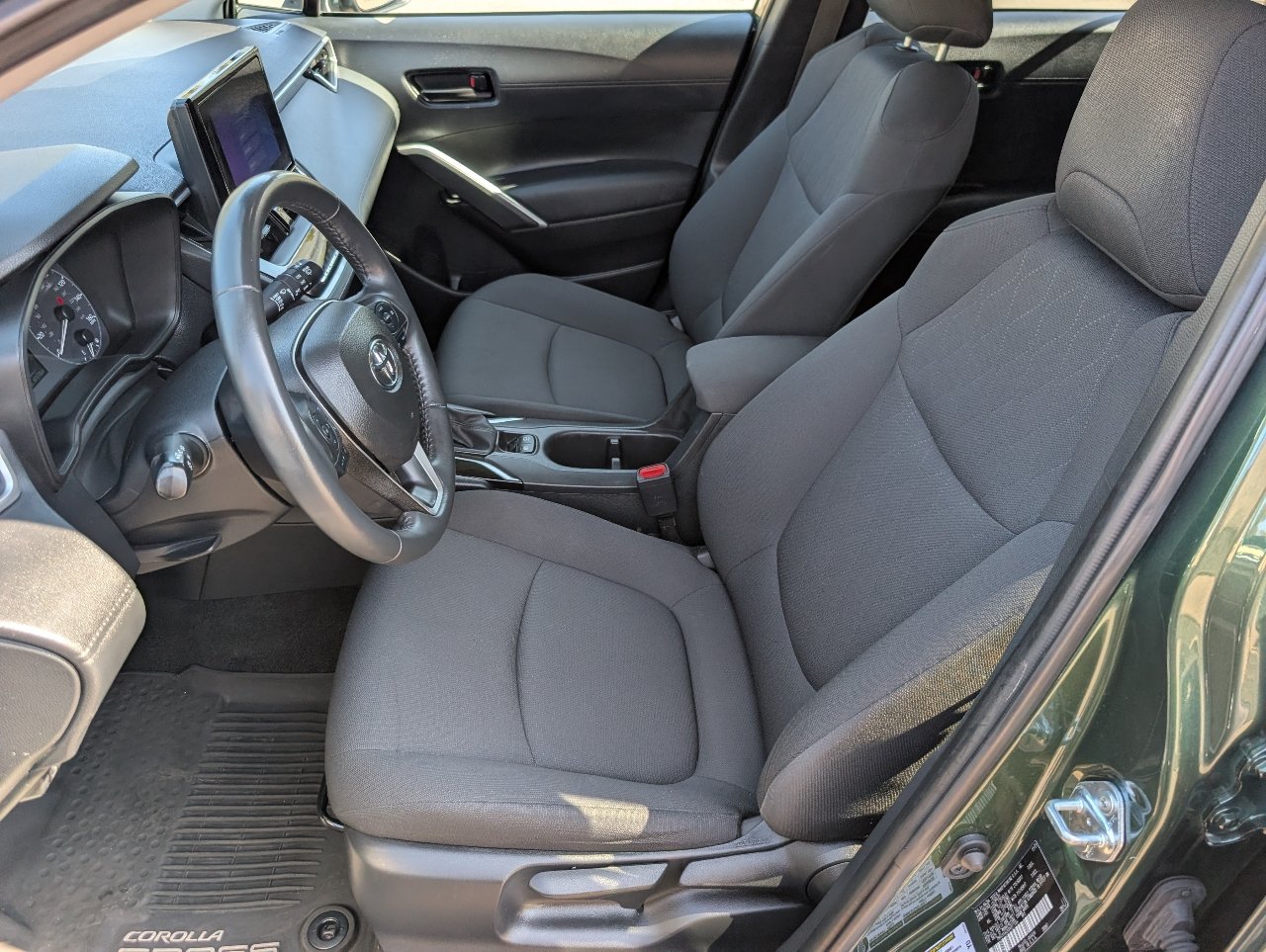 Used 2024 Toyota Corolla Cross LE FWD image 2