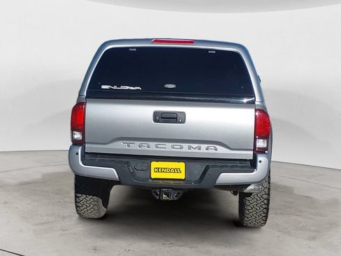 Used 2018 Toyota Tacoma TRD Off-Road w/ Technology Package AWD/4WD image 4