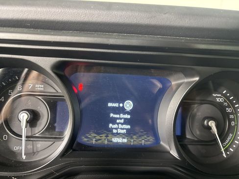 Used 2025 Jeep Wrangler Unlimited Sahara AWD/4WD image 11
