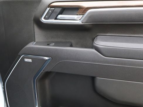 Used 2025 Chevrolet Silverado 1500 LT Trail Boss w/ LT Trail Boss Premium Package AWD/4WD image 17