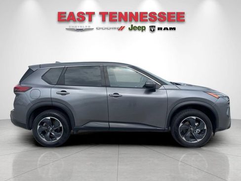 Used 2024 Nissan Rogue SV AWD/4WD image 2