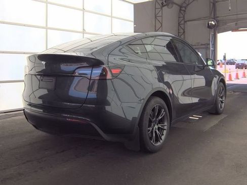 Used 2024 Tesla Model Y Long Range RWD image 3