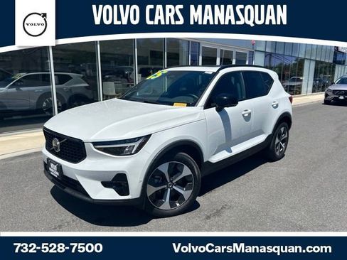 Used 2025 Volvo XC40 B5 Plus AWD/4WD image 1