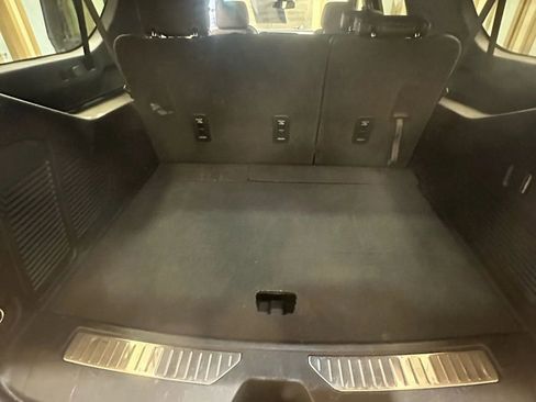 Used 2025 Chevrolet Suburban Z71 image 15