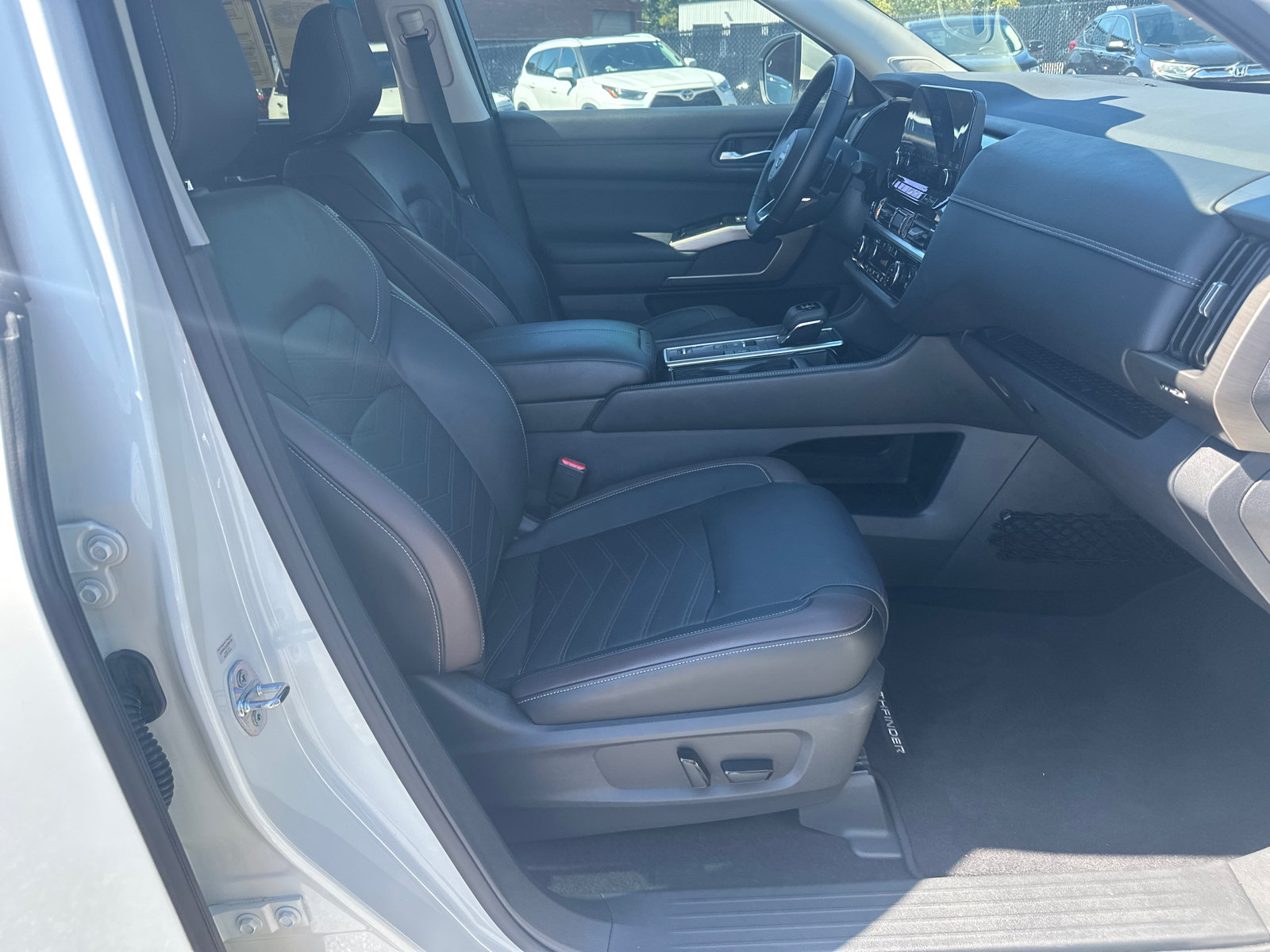 Used 2022 Nissan Pathfinder Platinum w/ Cargo Package FWD image 13