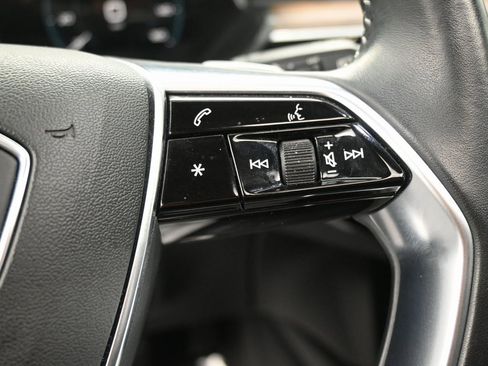 Used 2019 Audi e-tron Prestige w/ Prestige Package image 21