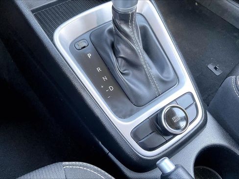 Used 2025 Hyundai Venue SEL FWD image 35