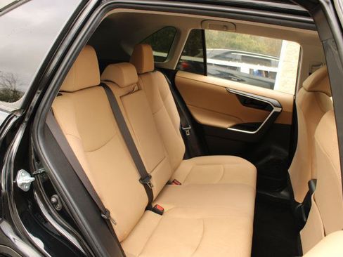 Used 2019 Toyota RAV4 LE FWD image 12