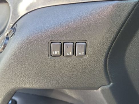 Used 2018 Nissan Rogue SV w/ Premium Package FWD image 20