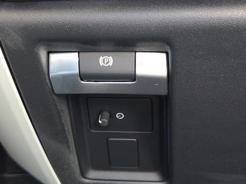 Used 2024 Land Rover Defender 110 X-Dynamic SE image 28