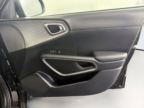 Used 2025 Kia Soul LX w/ LX Technology Package FWD image 32