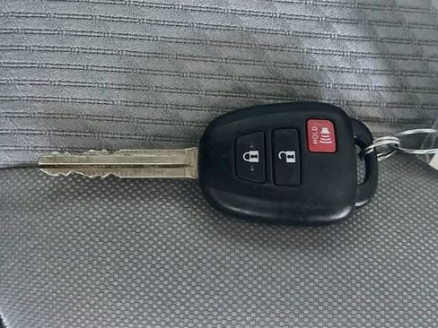 Used 2019 Toyota Highlander LE FWD image 33