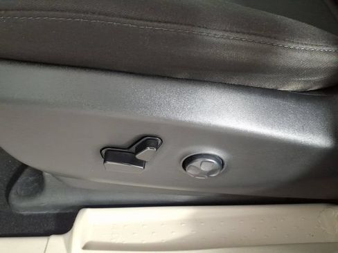 Used 2023 Chrysler Voyager LX FWD image 14