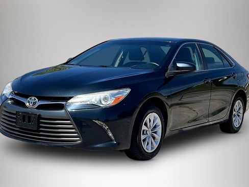 Used 2017 Toyota Camry LE image 2