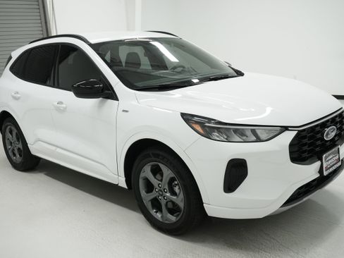 Used 2023 Ford Escape ST-Line w/ Tech Pack #1 image 3