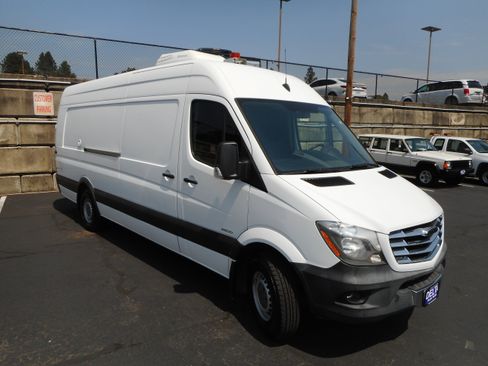 Used 2014 Freightliner Sprinter 2500 RWD image 3